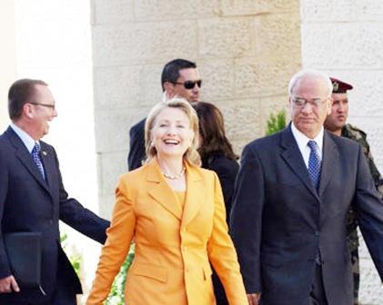 كلينتون وصائب عريقات / أرشيف